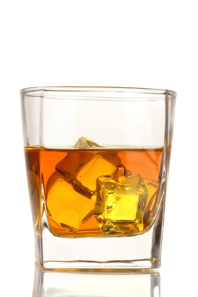 Sklo skotské whisky a ledu izolovaných na bílém — Stock fotografie