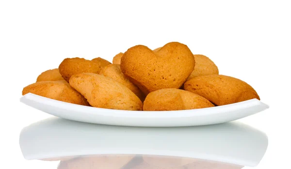 Печенье в форме сердца на белой тарелке, изолированное на белом — стоковое фото