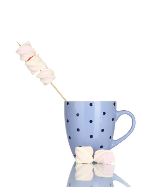 Cup en marshmallows geïsoleerd op wit — Stockfoto