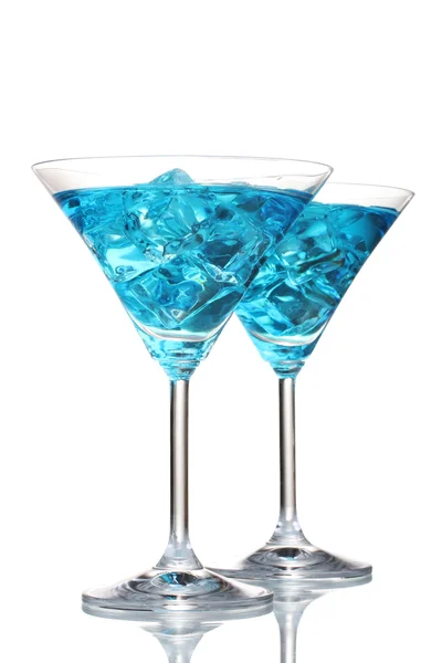 Blauer Cocktail in Martini-Gläsern mit Eis isoliert auf Weiß — Stockfoto