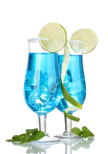 Cocktail blu in bicchieri con ghiaccio e zucchero isolato su bianco — Foto Stock