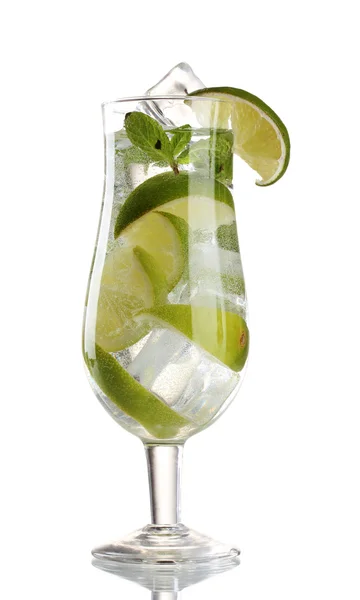 Склянка коктейлю з лаймом і м'ятою ізольована на білому — стокове фото