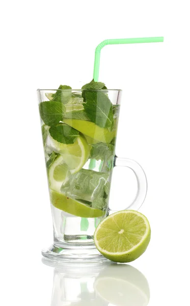 Cocktail med lime och mynta isolerade på vitt glas — Stockfoto