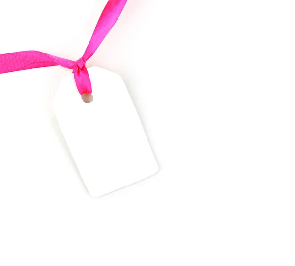 Étiquette cadeau vierge avec ruban de satin rose isolé sur blanc — Photo