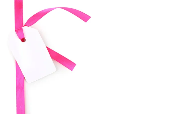 Etichetta regalo in bianco con nastro di raso rosa isolato su bianco — Foto Stock
