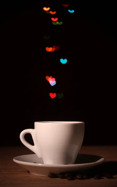 Cangkir kopi di meja kayu di latar belakang bokeh terang — Stok Foto