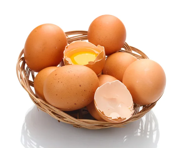 Kuřecí vejce v hnízdě izolované na bílém — Stock fotografie