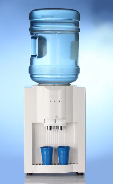 Электрический кулер для воды на синем фоне — стоковое фото