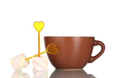 şiş ve üzerinde beyaz izole kupa ile iki marshmallow