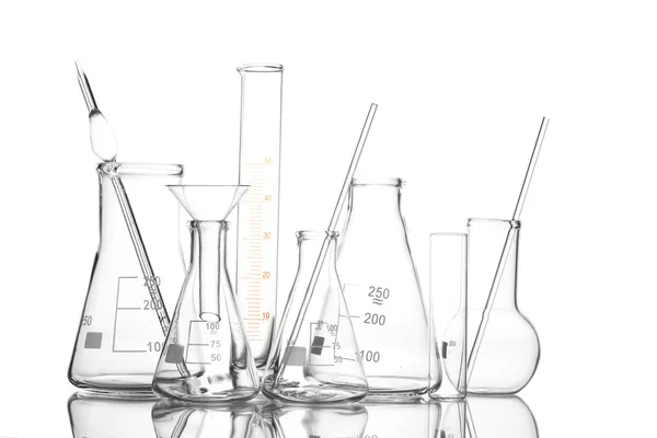 Lege laboratoriumglaswerk met reflectie geïsoleerd op wit — Stockfoto