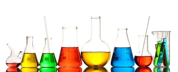 Vidros de laboratório diferentes com líquido colorido e com isolador de reflexão — Fotografia de Stock