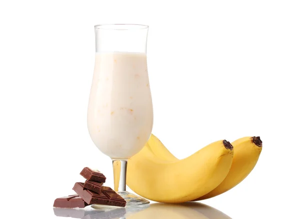 Cocktail au lait aux bananes et chocolat isolé sur blanc — Photo