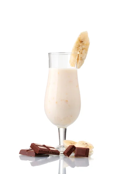 Mjölk cocktail med bananer och choklad isolerad på vit — Stockfoto