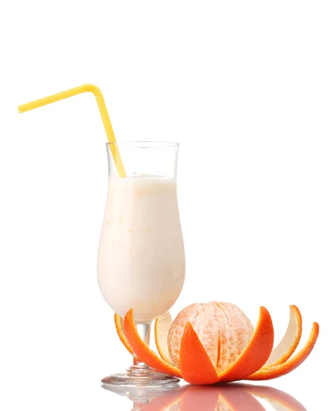 Mazzo di banane e cocktail di latte isolato su bianco — Foto Stock
