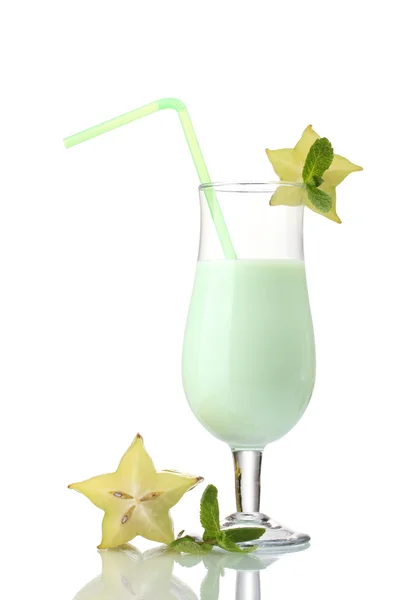 Frullato di latte con corambola isolata su bianco — Foto Stock