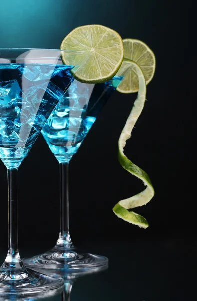 Cóctel azul en vasos de martini sobre fondo azul — Foto de Stock