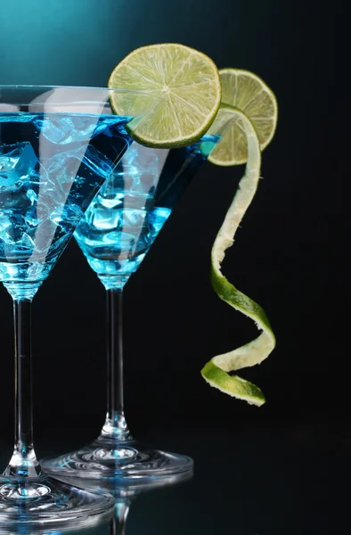 Coquetel azul em copos de martini no fundo azul — Fotografia de Stock