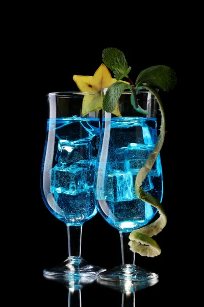 Синий коктейль в очках на черном фоне — стоковое фото