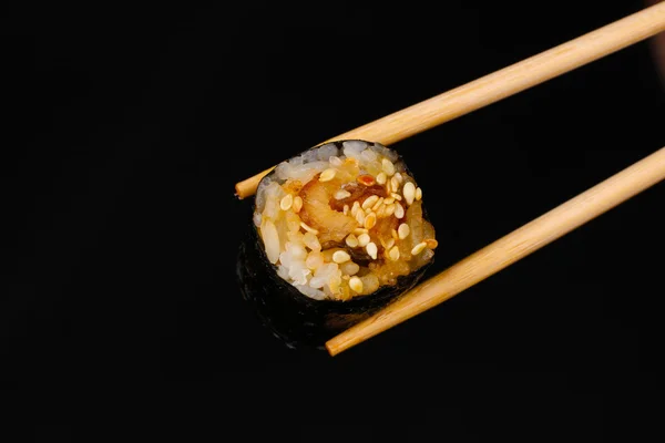 Rouleau de maintien avec baguettes isolées sur noir — Photo