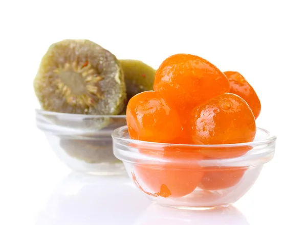 Mandarini secchi e kiwi in ciotole isolate su bianco — Foto Stock