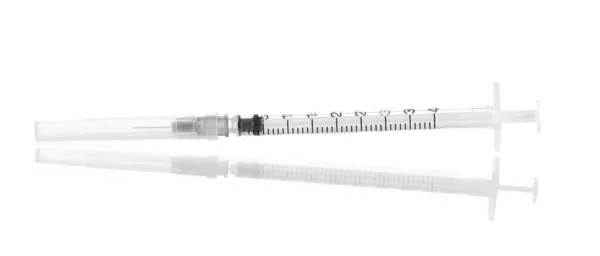 Инсулиновый шприц, выделенный на белом — стоковое фото