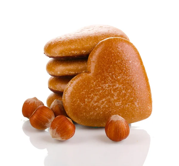 Καρδιά-διαμορφωμένα μπισκότα σε στοίβα με τα φουντούκια που απομονώνονται σε λευκό — Φωτογραφία Αρχείου