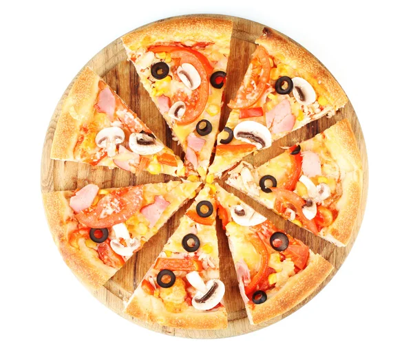 Нарізана піца крупним планом ізольована на білому — стокове фото