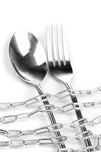 Tenedor y cuchara con cadena de primer plano aislado en blanco —  Fotos de Stock