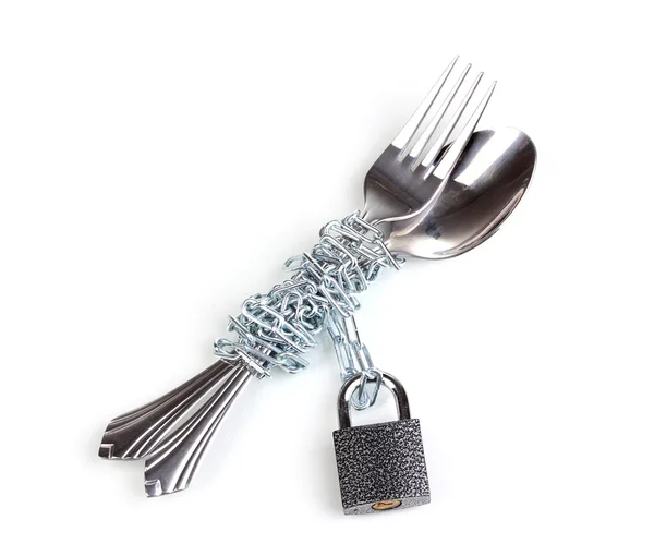 Forchetta e cucchiaio con catena e lucchetto isolati su bianco — Foto Stock