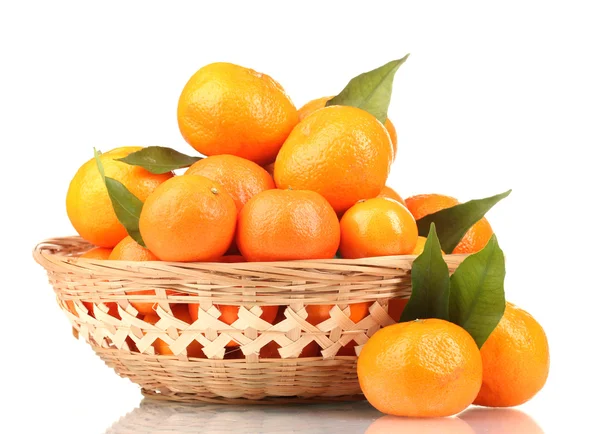 Mandarinky s listy v krásné koše izolovaných na bílém — Stock fotografie