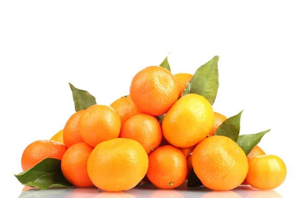 Mandarinen mit Blättern isoliert auf weiß — Stockfoto