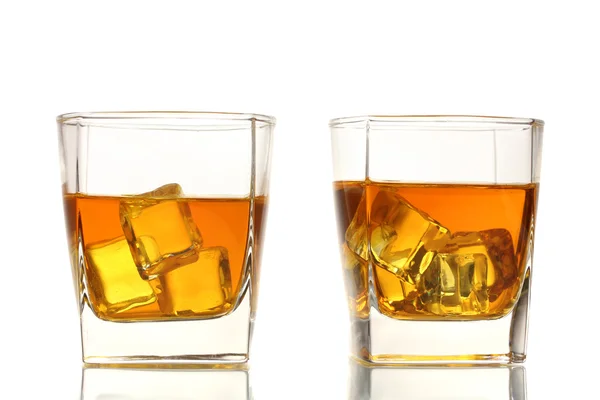 スコッチ ウイスキーと白で隔離される氷の 2 つのメガネ — ストック写真