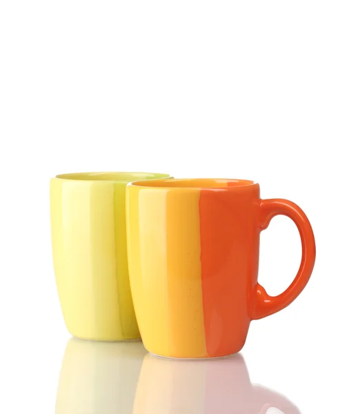 Две цветные чашки изолированы на белом — стоковое фото
