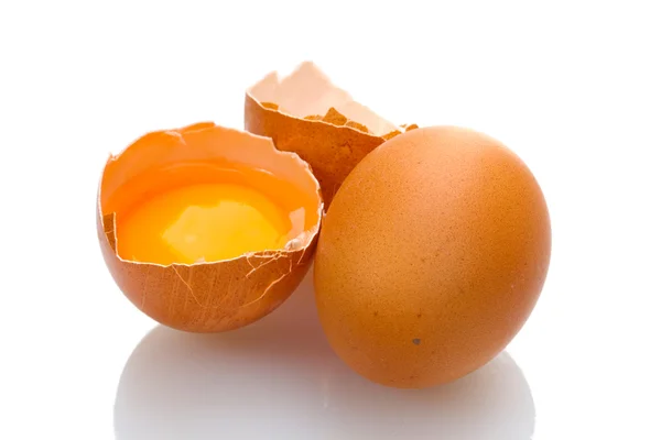 Brązowe jaja z żółtka na białym tle — Zdjęcie stockowe
