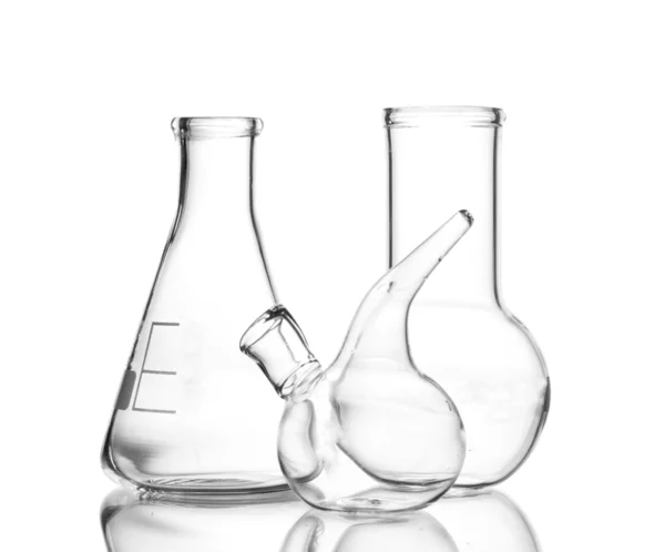 Tři prázdné laboratorní sklo s odleskem izolovaných na bílém — Stock fotografie