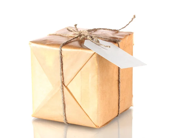 Paquete envuelto en papel marrón atado con cordel y con etiqueta en blanco aislado —  Fotos de Stock