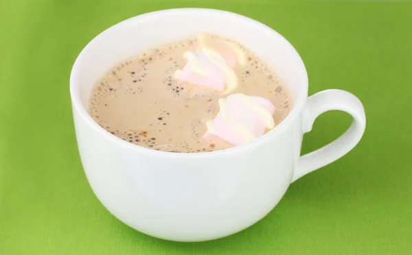 Cup of cappucino with marshmallows on green background — Stock Photo, Image