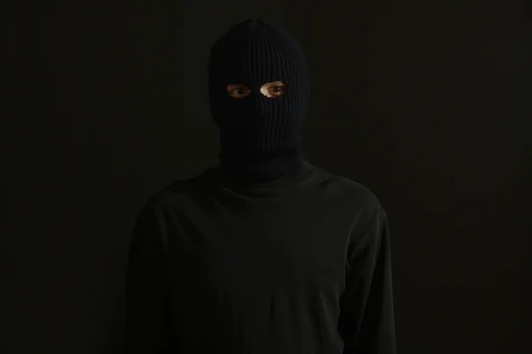 Бандит в черной маске, изолированный на черном — стоковое фото