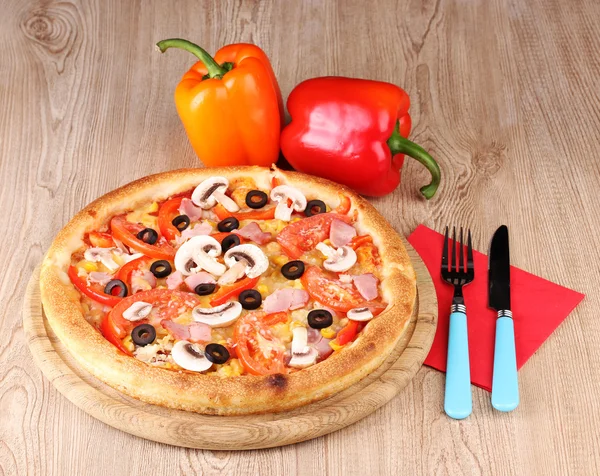 Pizza aromatica con verdure su fondo di legno — Foto Stock