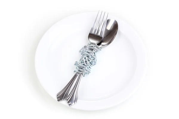 Fourchette et cuillère avec chaîne sur plaque isolée sur blanc — Photo