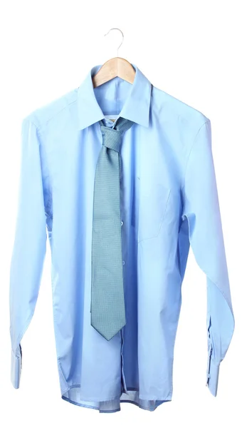 Camisa azul e gravata no cabide de madeira isolado no branco — Fotografia de Stock