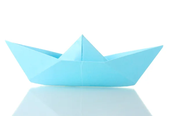 折纸小船出了一种蓝色纸上白色隔离 — 图库照片