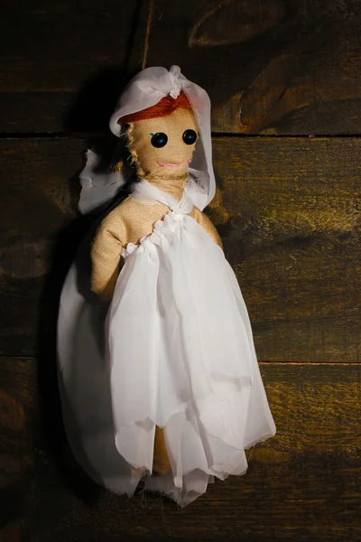 Pendurado boneca vodu menina-noiva no fundo de madeira — Fotografia de Stock