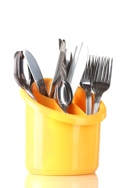Cubertería de cocina, cuchillos, tenedores y cucharas en soporte amarillo aislado en blanco — Foto de Stock