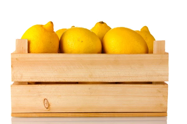 成熟柠檬在木盒上白色隔离 — 图库照片