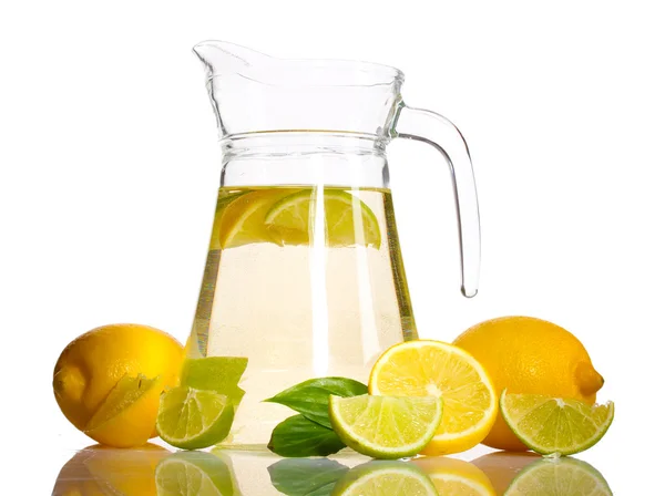 Džbán limonády, vápna a citronem izolovaných na bílém — Stock fotografie