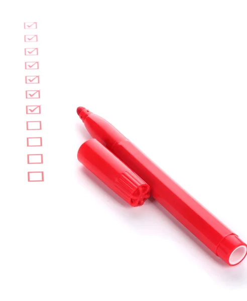 Lista de verificação e marcador vermelho isolado em branco — Fotografia de Stock