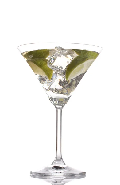 孤立在白色的冰、 柠檬和绿石灰与鸡尾酒 — 图库照片