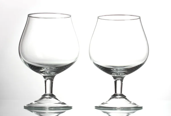 白で隔離される 2 つの空のグラス — ストック写真