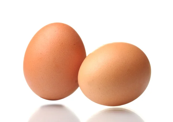 白で隔離される 2 つの茶色の卵 — ストック写真